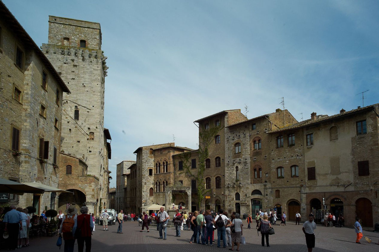 Piazza della Cisterna image