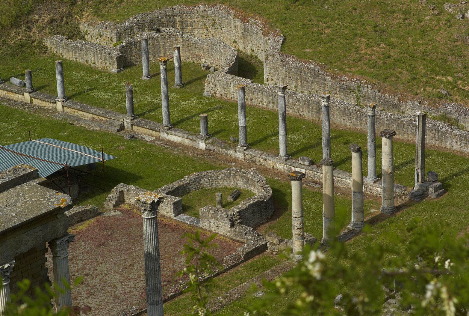 Columns around baths image